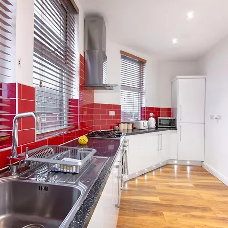Modern Close To City Centre With Parking 公寓 *