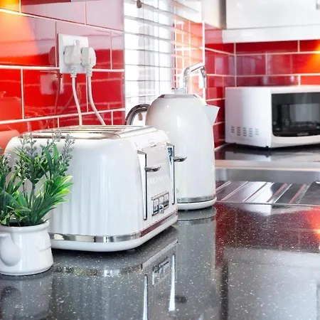 Modern Close To City Centre With Parking Apartament