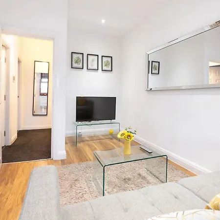 Modern Close To City Centre With Parking Apartament *