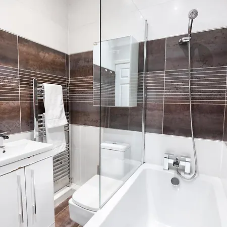 Modern Close To City Centre With Parking Leeds (West Yorkshire)